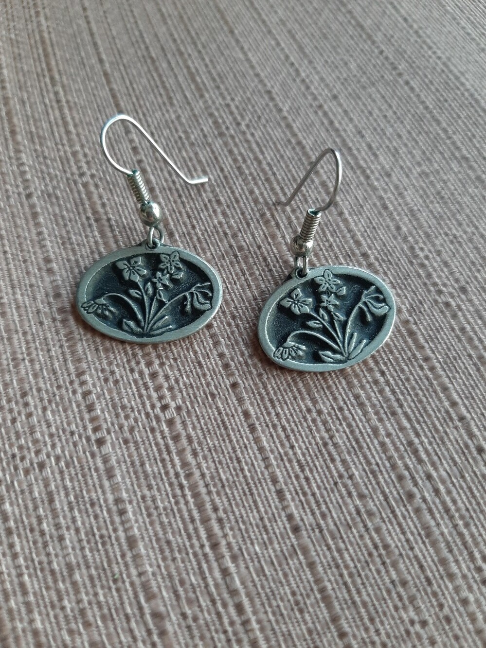 Vintage Silver Toned Metal Art Noveau Floral Cottagecore Oval Drop Earrings